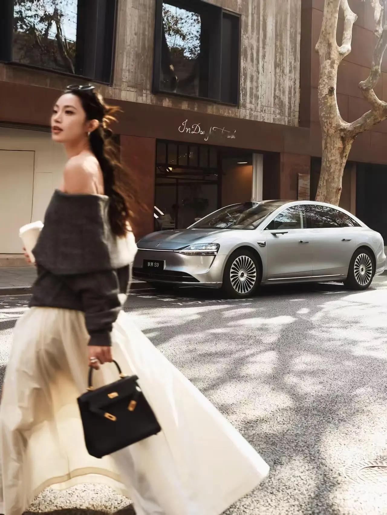 与光同行，照亮每次出发与归来，成为逐光路上的人生伙伴，让每段日常的路，都享界样就