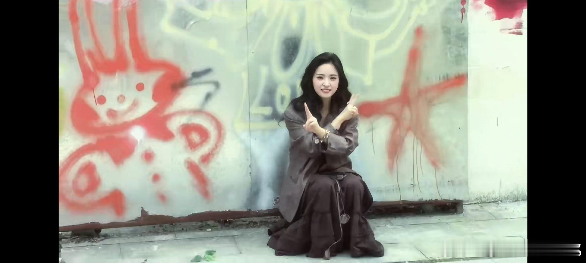 徐若晗拍的沈月 好朋友镜头里的你永远是最松弛的，徐若晗拍的沈月就是最好的例子，阳