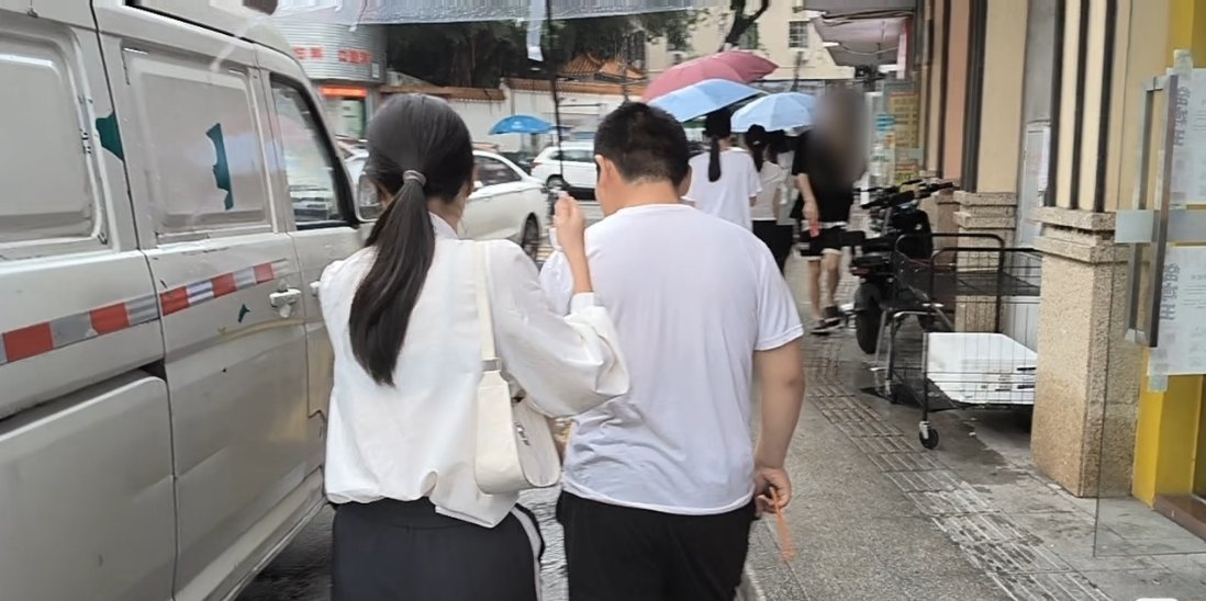 十年坚守真的很让人动容。自身身处困境，却还想着拉身边的同伴一把，用自己的小店搭建