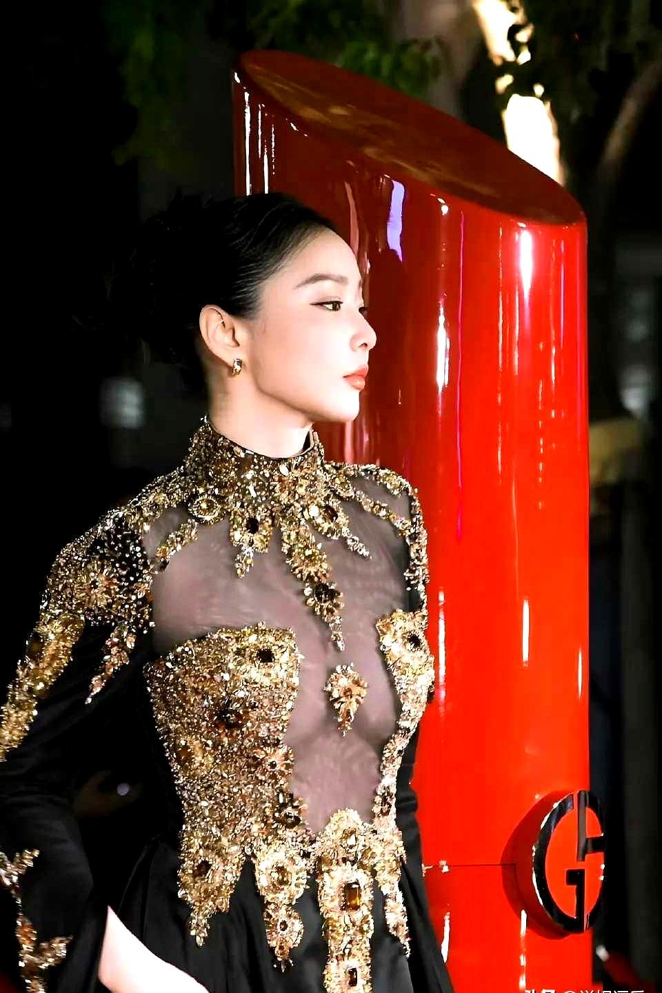 哎你说高叶这身材是不是老天爷追着喂饭吃啊？
我发现她每次亮相都逃不过两种造型，要