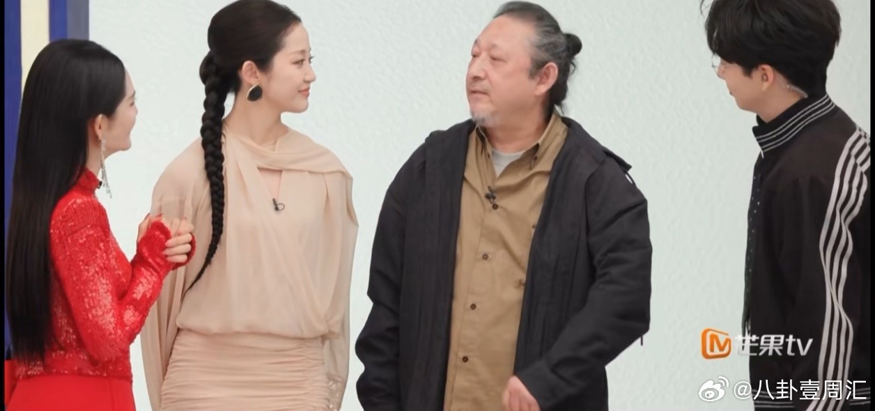 三宝送考千惠，笑称来“养养眼”！现场秀女儿画作，全家福将印上舞台，这波父爱秀得太