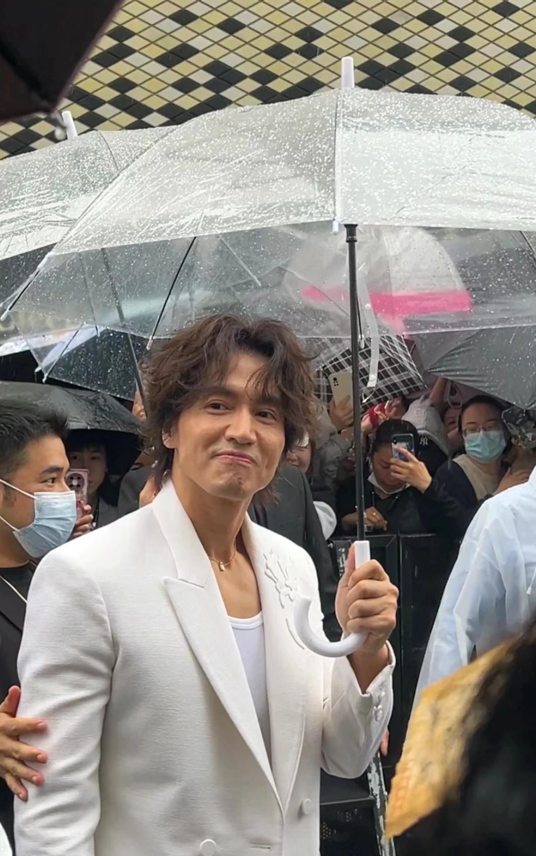 南京德基偶遇言承旭
奔五的言承旭脸上也留下了岁月的痕迹
他身材保持的真好啊
这么