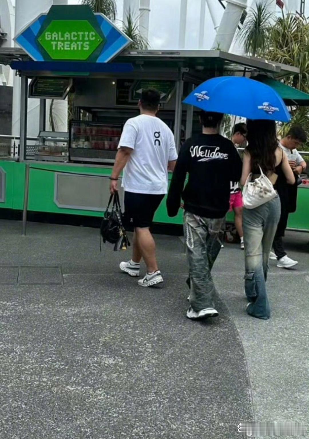 黄晓明同游女子疑似新人歌手胡冉儿有网友在新加坡环球影城偶遇黄晓明与一名年轻美女同