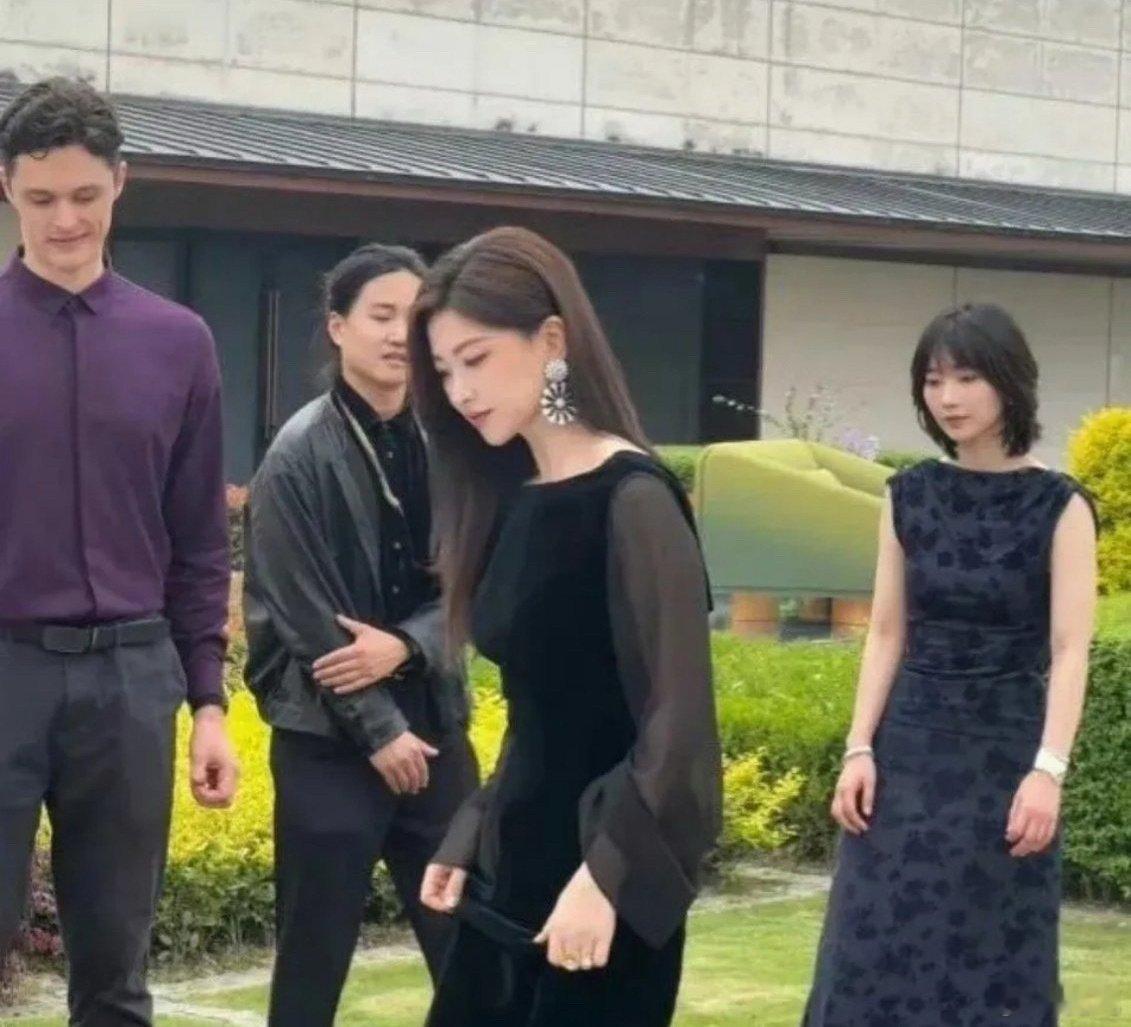 这应该是娱乐圈最干净，最有钱的女明星。 