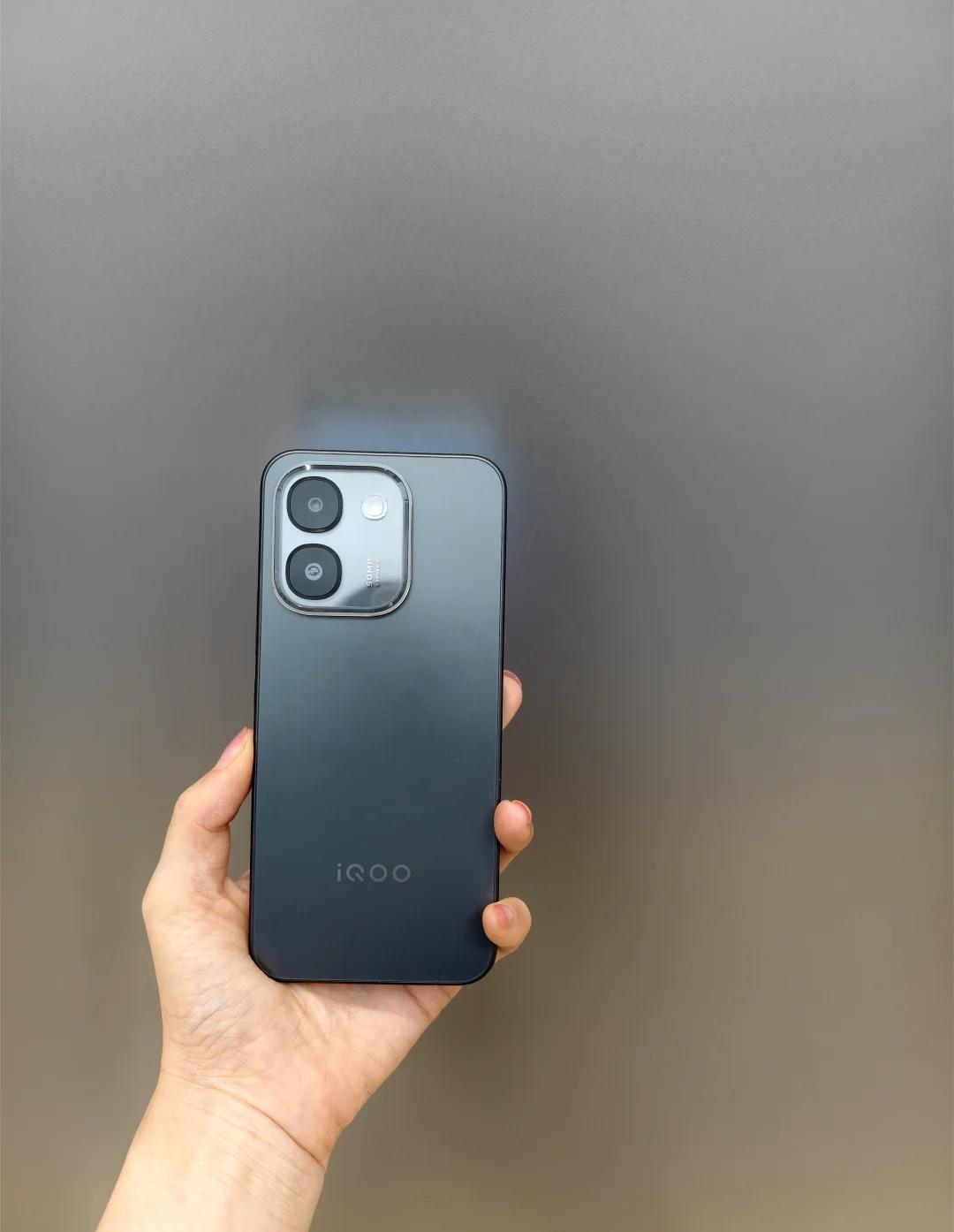 看图猜型号
vivo iQOOZ11S