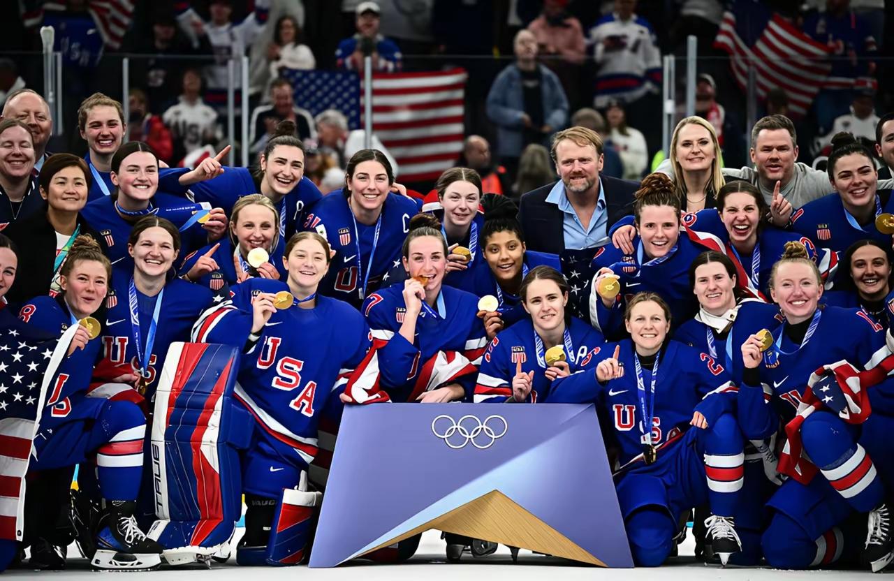 特朗普接见了美国冰球队

奥巴马接见了美国篮球队

美国冰球队不管男女队，全是由