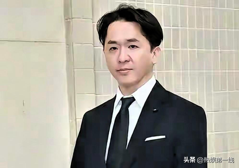 59岁香港男星自曝“多人运动”实锤，坐拥三房女友不结婚，年撒200万只为买个清净