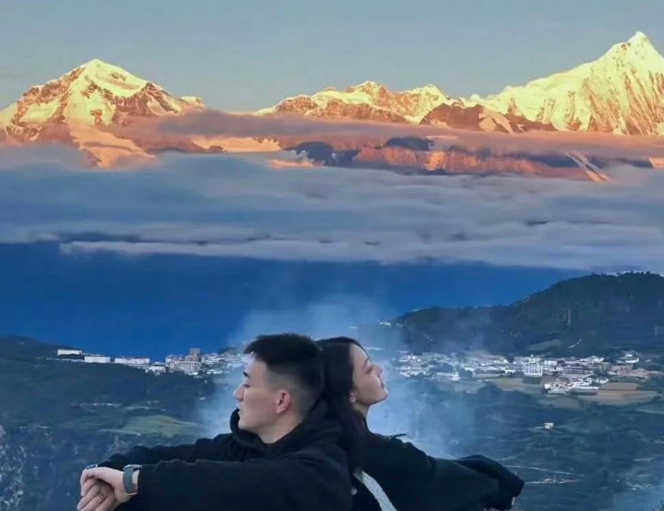张馨予老公何捷晒照并配文：真正的爱情无需喧嚣，静水深流处自有回响！这就是传说中的