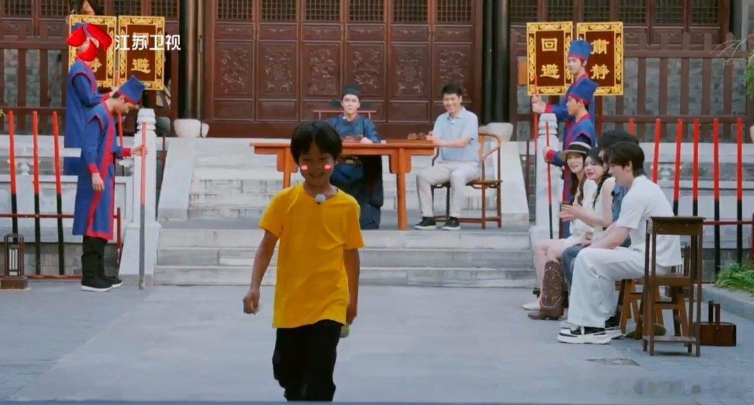 夏之光给小朋友擦鼻血 自带温柔气场，主动照料流鼻血的小朋友，耐心细致讲解护鼻相关