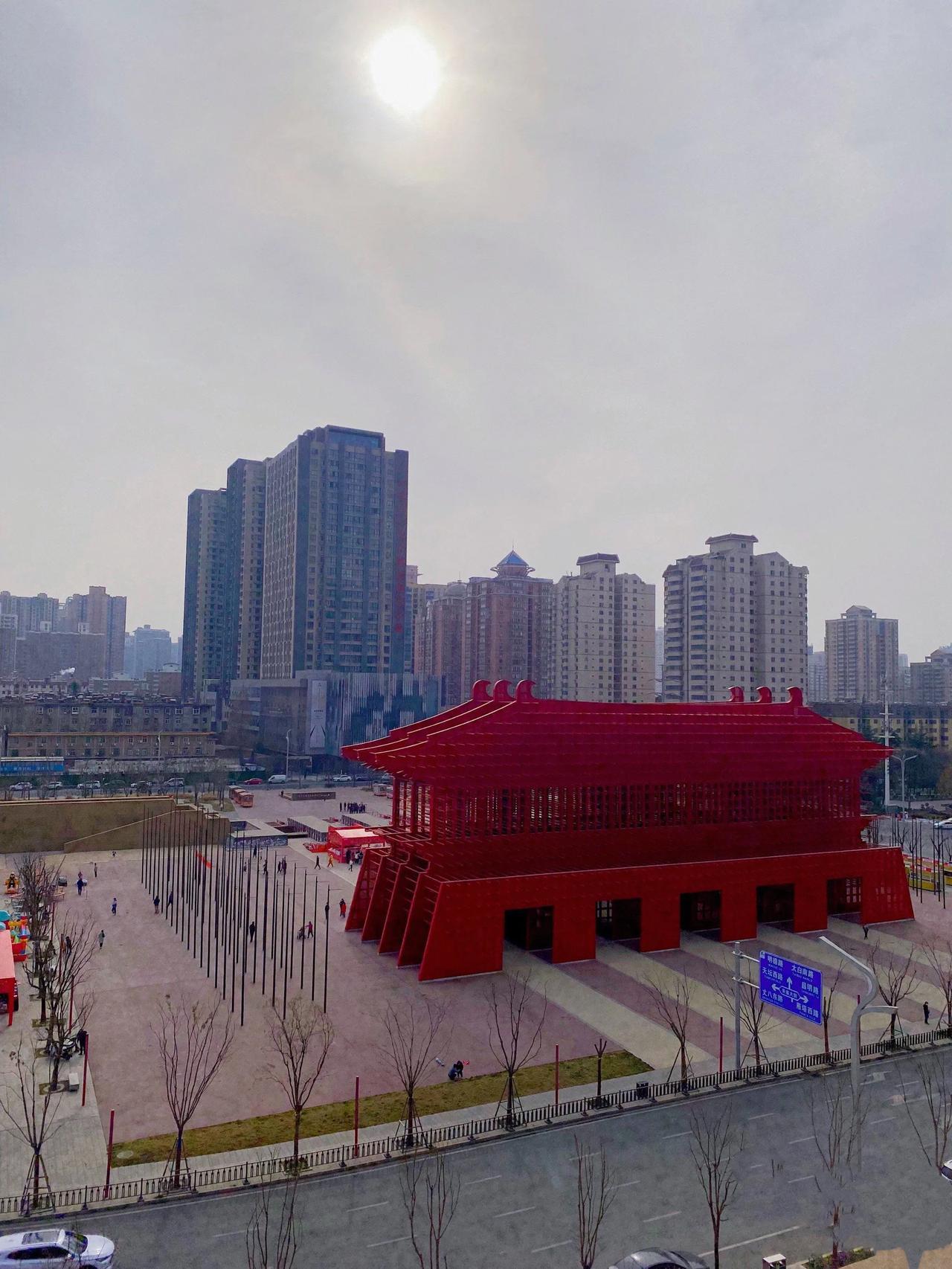 明德门，位于雁塔区杨家村旁，是隋唐长安外唯一的五门道城门，被称作“隋唐第一门”。
