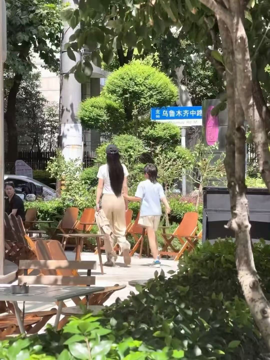 上海偶遇angelababy小海绵逛街偶遇angelababy小海绵上海逛街偶遇