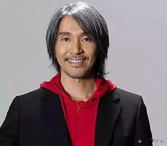 达叔走了整整五年。星爷穿着25年前那双补丁鞋，把达叔儿子拉进剧组客串了两秒——有