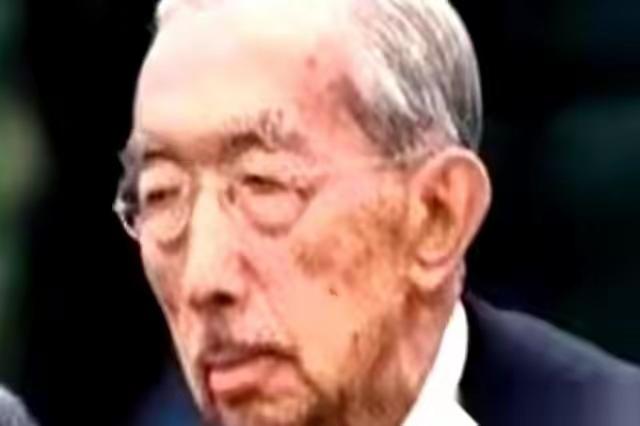 那个发动了全面侵华战争的日本天皇，1989年快死的时候，身边人听他念叨了一句：低