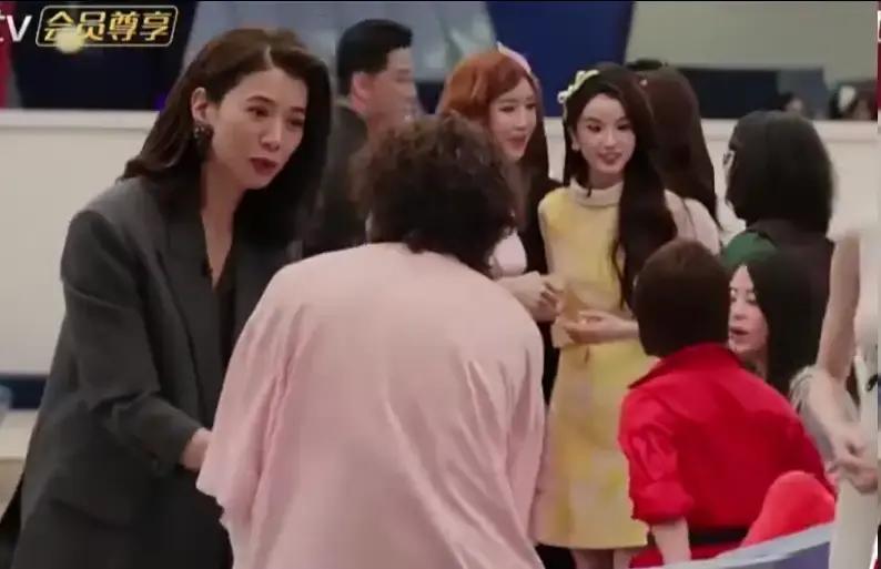 跟袁咏仪见面打招呼没说客气话 王濛一句话逗得姐姐们笑作一团
袁咏仪录节目碰到王濛