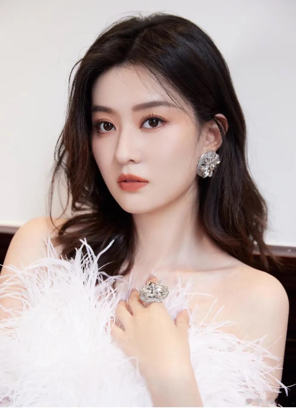 #乔欣 赖柏霖#2023年就领证结婚啦！赖柏霖，是富二代，家里主要做地产的，哥哥