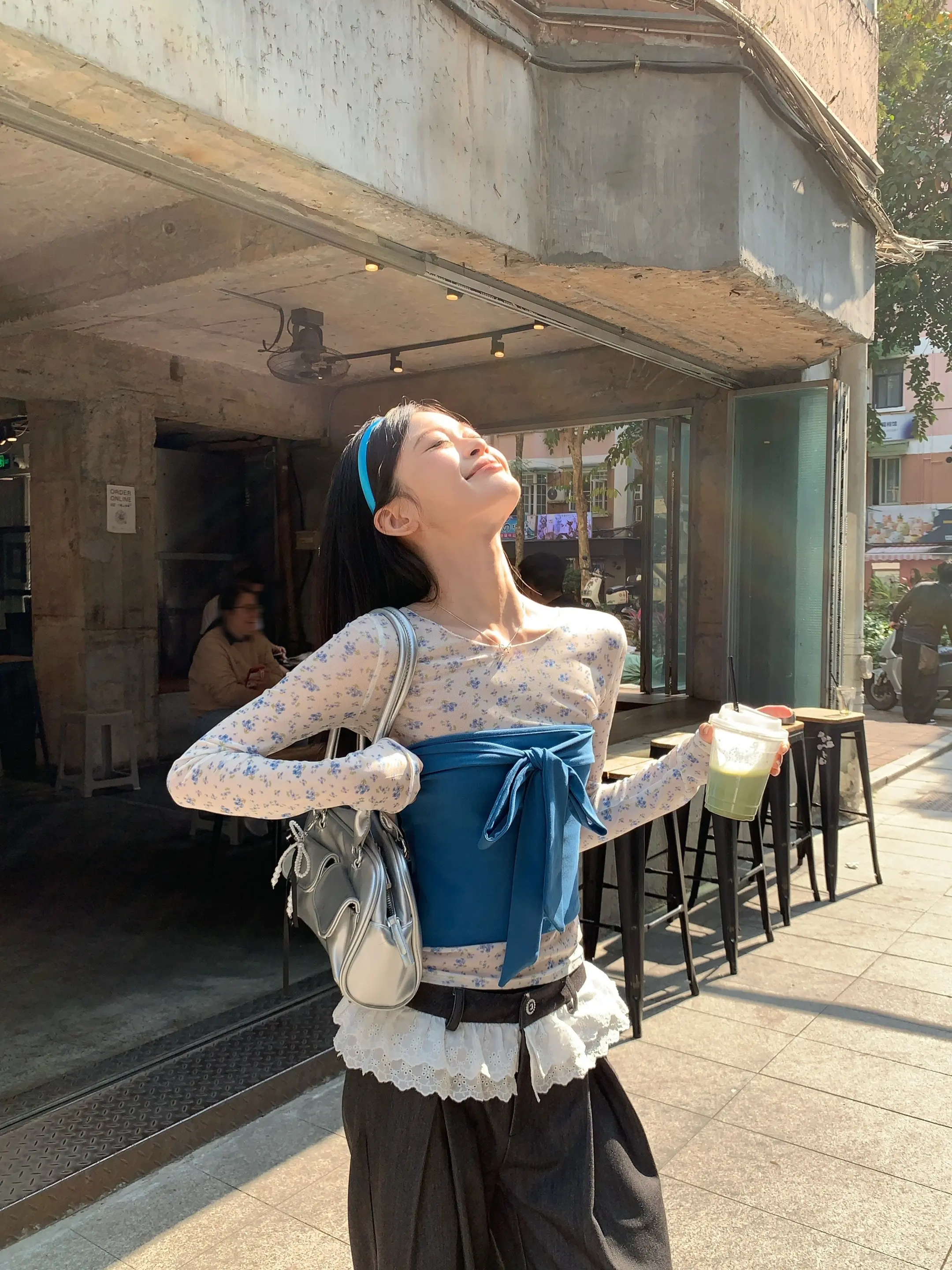 你像阳光一样明媚。