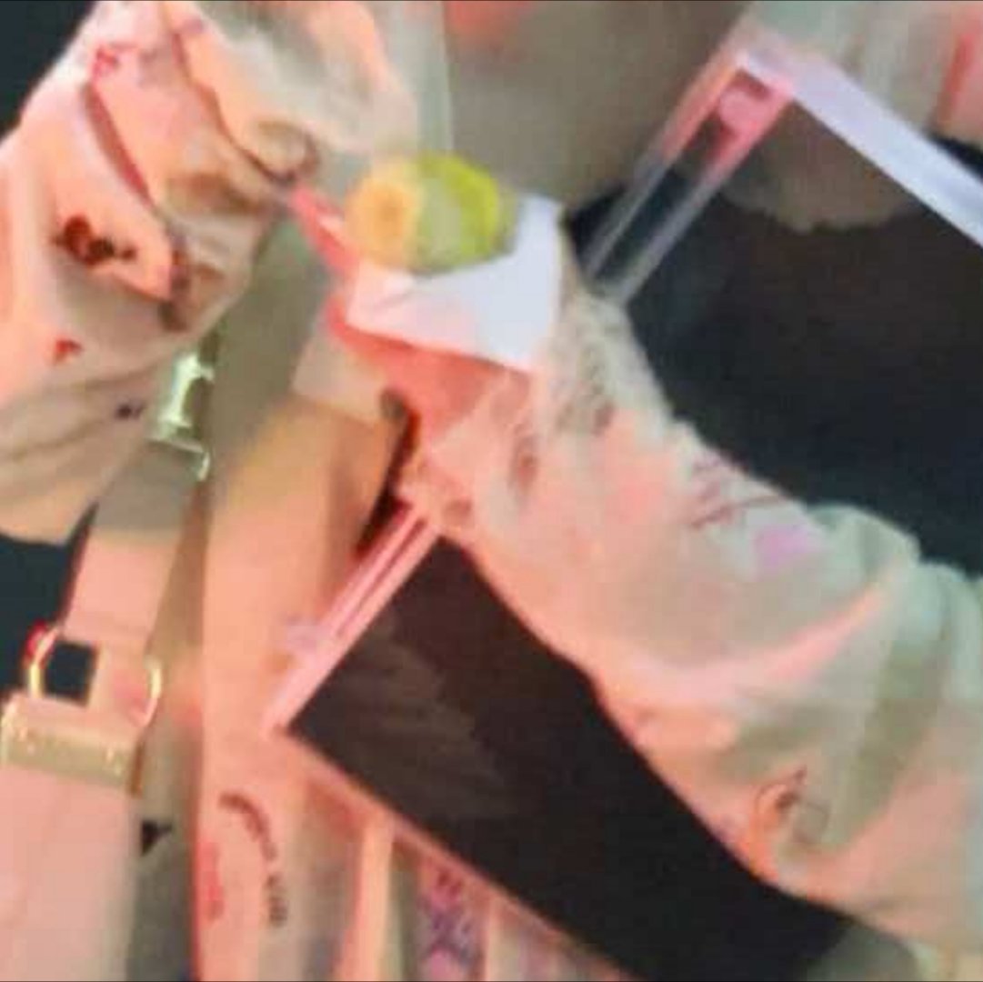 此女怎么夜宵依旧是玉米啊啊啊啊哈哈哈哈全世界正数第一爱玉米之人，太萌了 