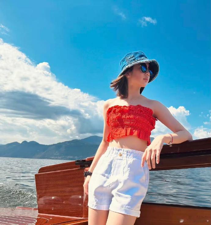 同样也是富养穿着清凉，吴尊女儿就落落大方，neinei的眼神很干净很健康，小s二