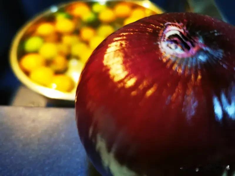 想减肚子肉，试试洋葱苹果凉拌菜！这是广东传下来的土法子。洋葱切丝泡盐水，苹果不削