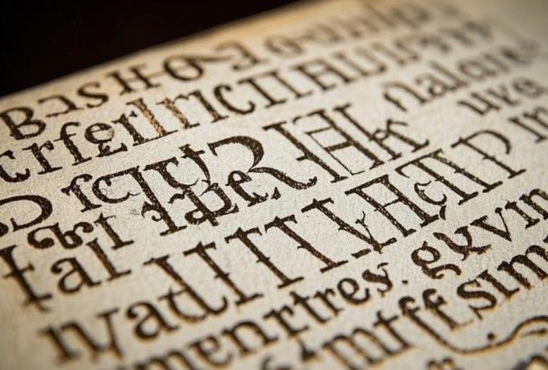 1912年，意大利商人伏尼契收购一家旧书店时，发现一本“奇怪的手稿”，一共260