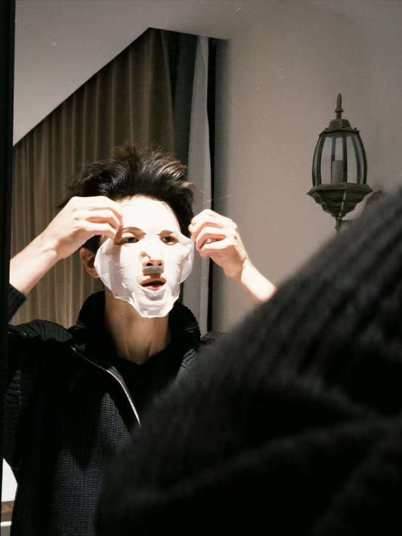 李昀锐敷面膜，好可爱 