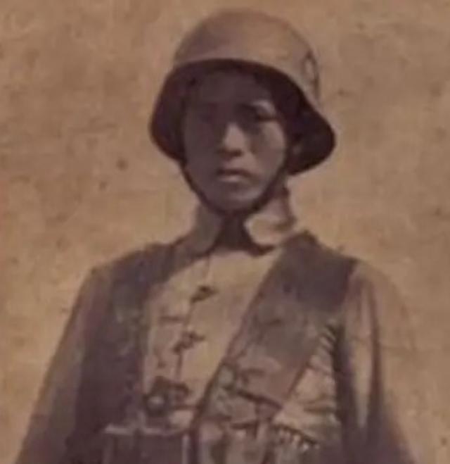 1939年，机枪手曹锡引爆12枚手榴弹，炸死大批日军后，手榴弹已经耗尽，这时，他