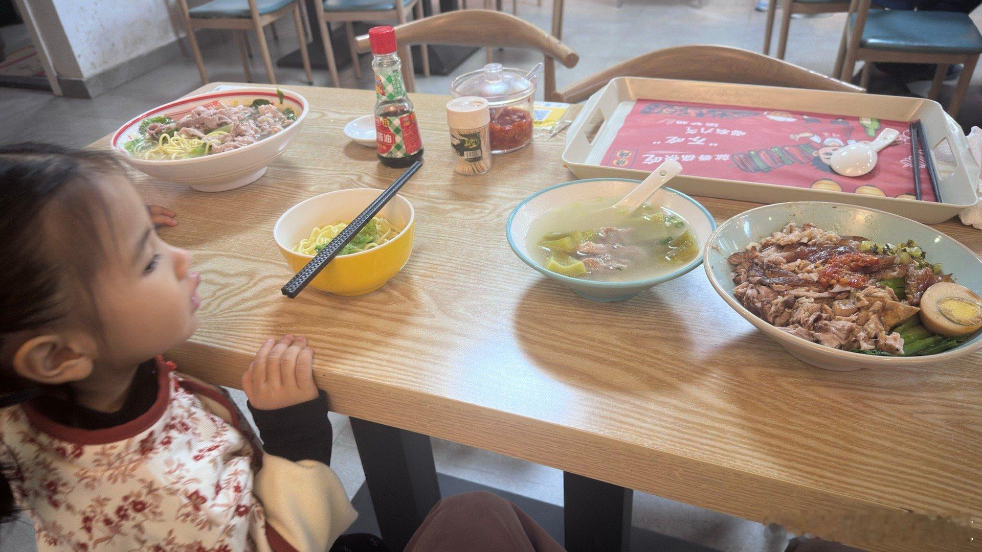 周末了今晚只有我们俩撑台脚啦Kiki说要把这碗面吃掉 