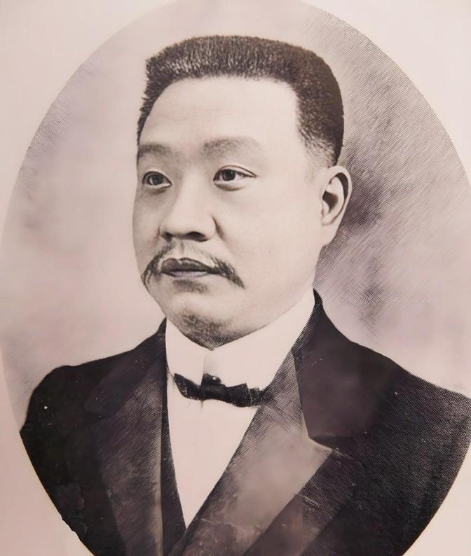 1904年，通房丫鬟李氏，站着侍奉丈夫谭钟麟与正妻长达33年。

这年春天，广州