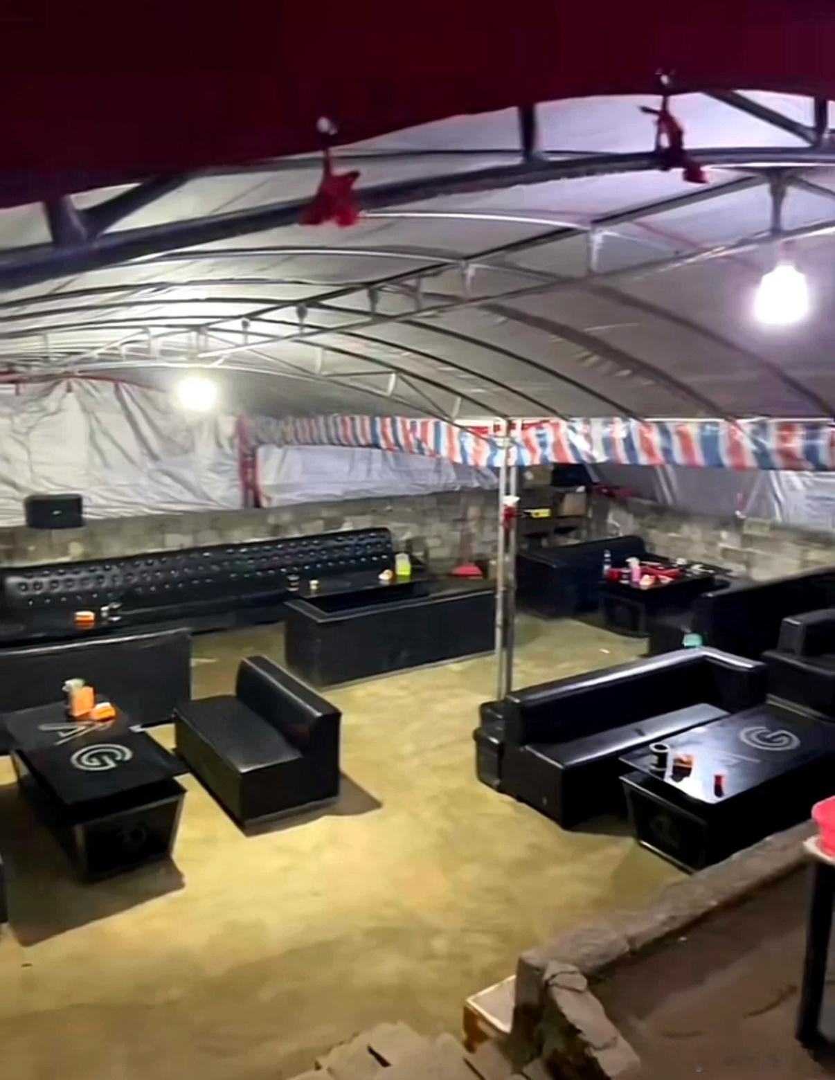 当你进入一家农村酒吧后… 