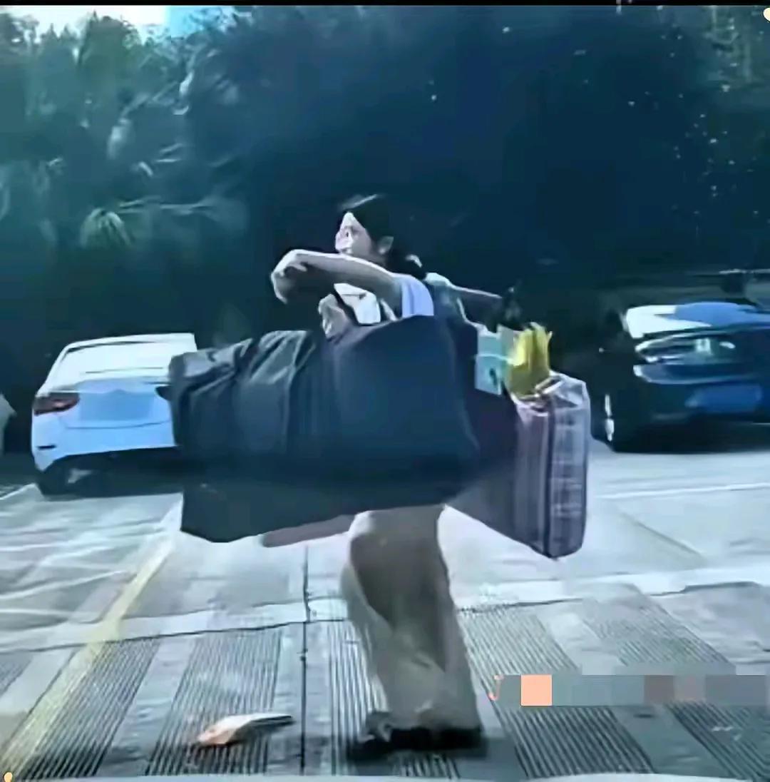 挑行李回家的女孩热的背后：
近日，一个高考后自挑行李的女孩火了，她没有穿旗袍的母
