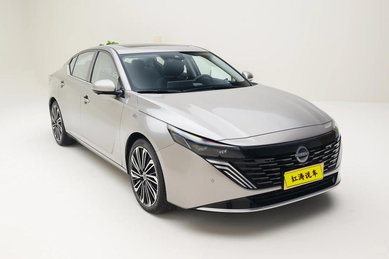 虽然很多人说日产天籁没有了原来的稳重大气，但我觉得天籁在与时俱进，这次新款天籁选