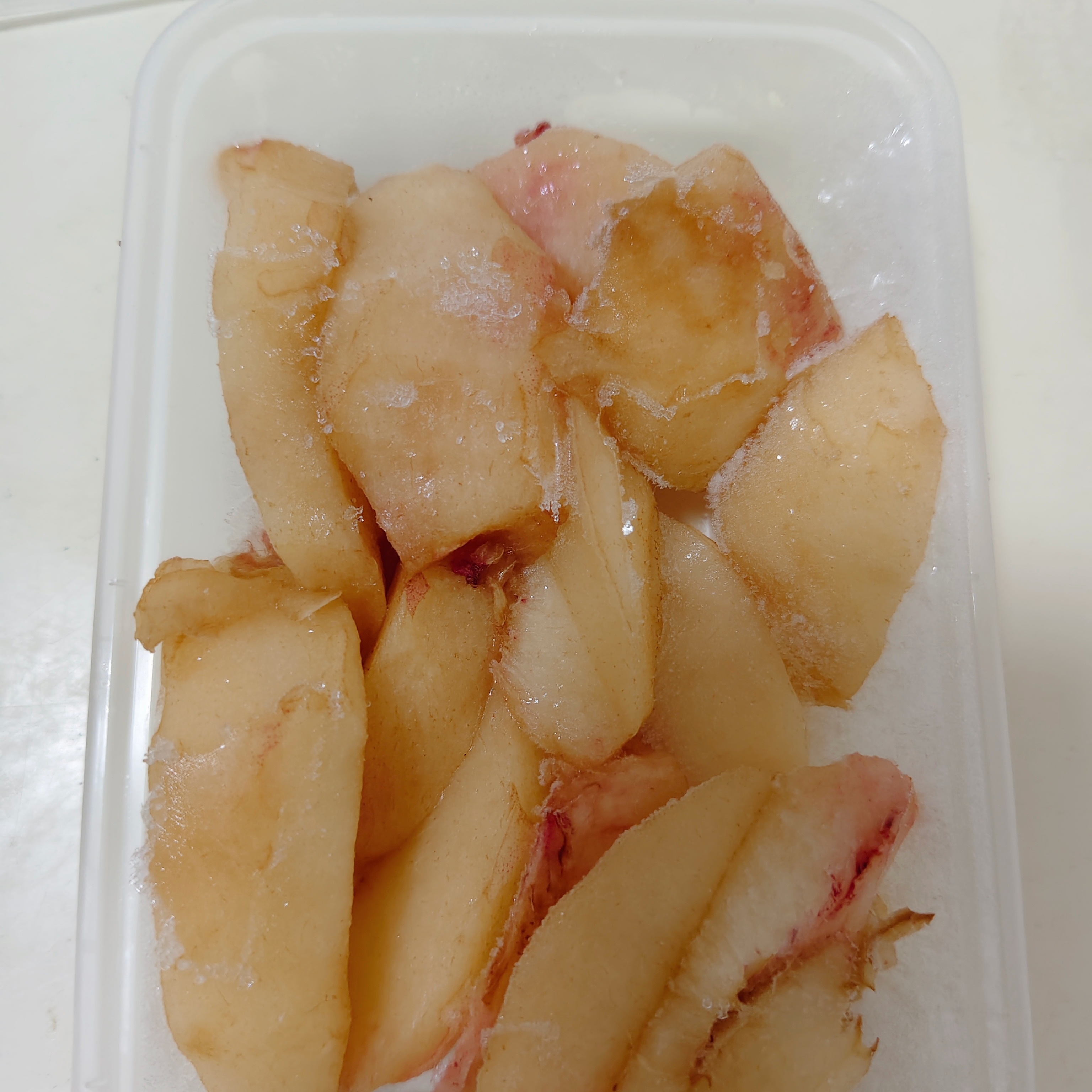 妈呀这个桃子真的冻的梆硬