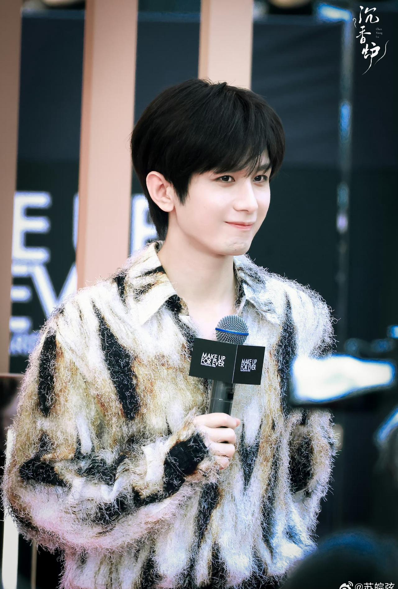 cy 成毅李莲花李相夷 

我提笔不为离愁，只为你转身回眸，画纸烟雨初春，却如你