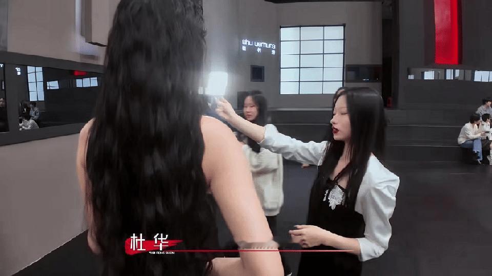 杜华往那一站自带拉票效果杜华人还怪好的 台下应援的杜华氛围感拉满，简简单单伫立一