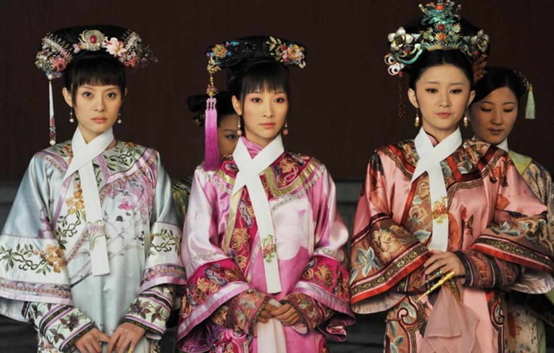 《甄嬛传》里最让人心里发凉的，是安陵容寝宫里的两张床。
平时睡一张普通的，听说皇