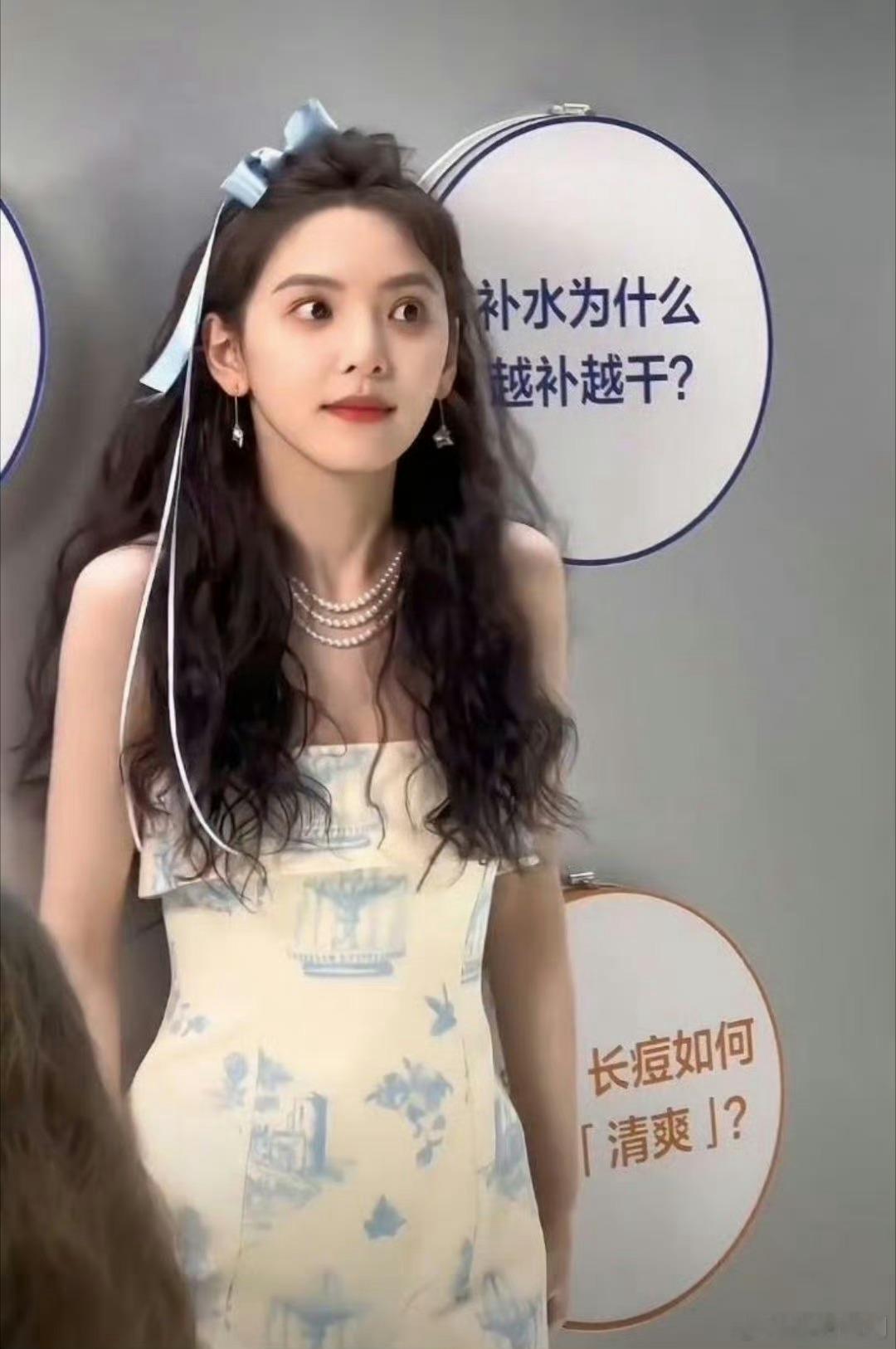 章若楠现在怎么也开始模仿赵露思那种古灵精怪的反应了？ ​​​