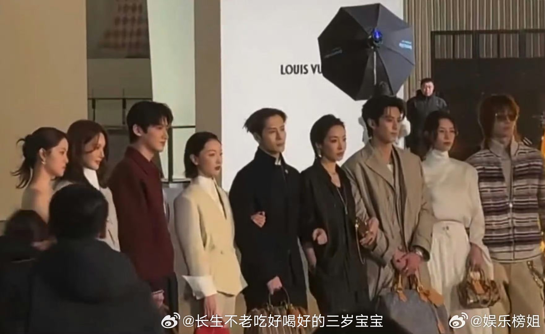 王鹤棣宋茜王嘉尔周冬雨手挽手救命！四个颜值天花板手挽手站在一起也太养眼了！每个人