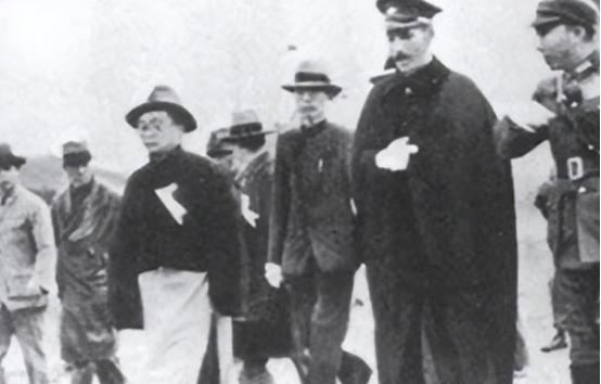 张学良在软禁的时候很喜欢喝可乐，每天要喝三四瓶。当时1美元可以买20瓶可乐，3.