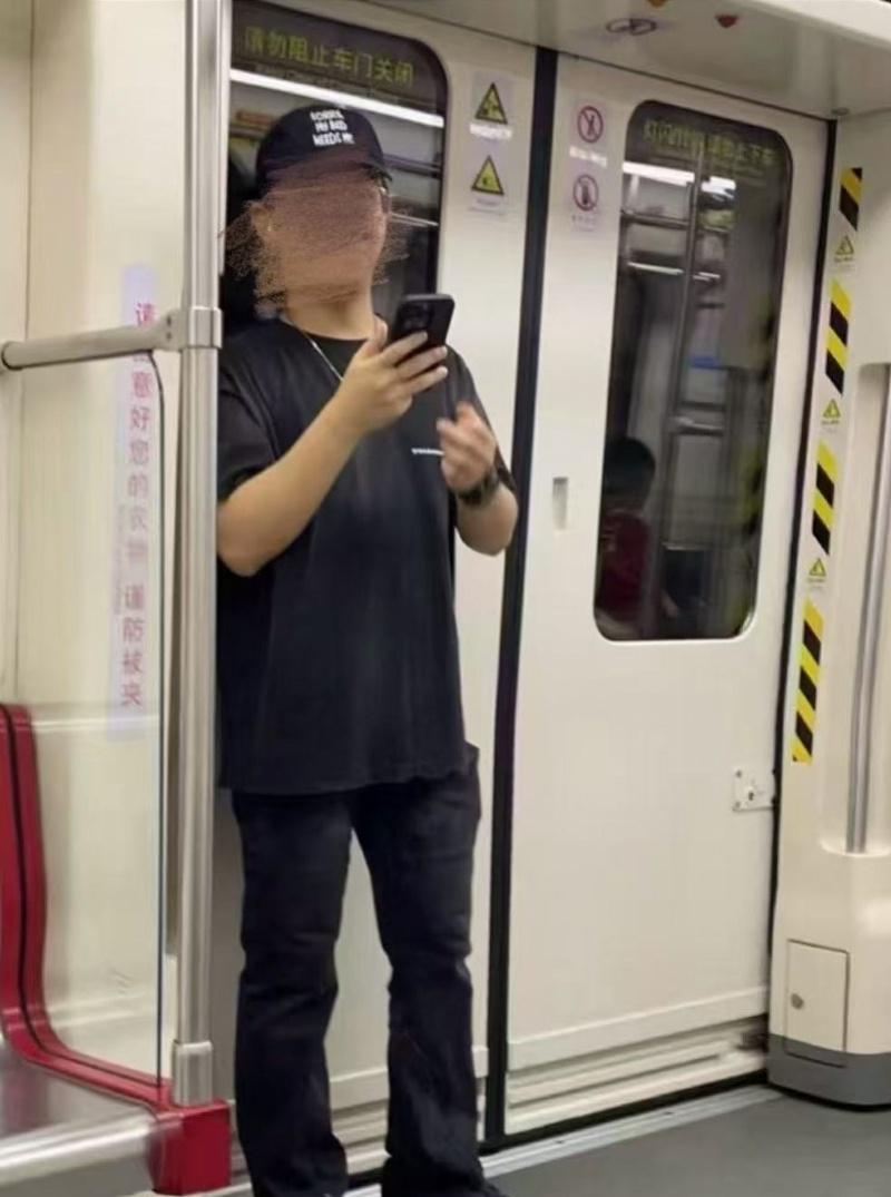 据新乡市辉县斑马应急救援此前发布的寻人启事，失联男子名为程某蓝，29岁，籍贯广东