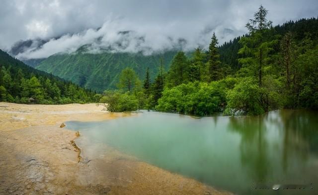 昨天晚饭时，聊起在四川黄龙旅游时遇到的危险，还是心有余悸。


那是1997年暑