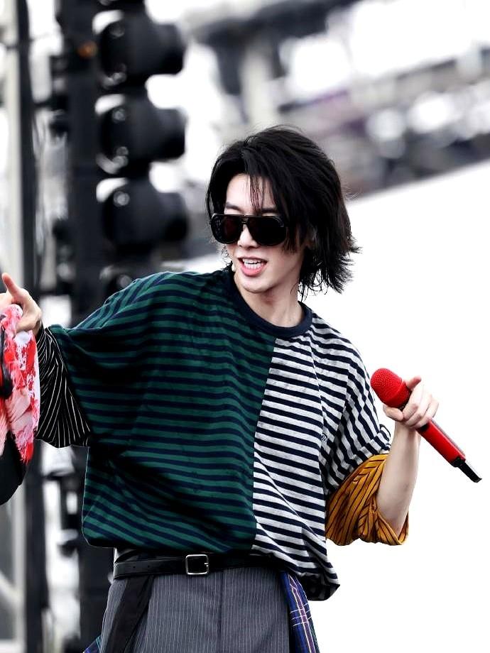 华晨宇南京演唱会的长发耳坠造型又让网友吵翻了。有人吐槽他打扮得“不男不女”，连音