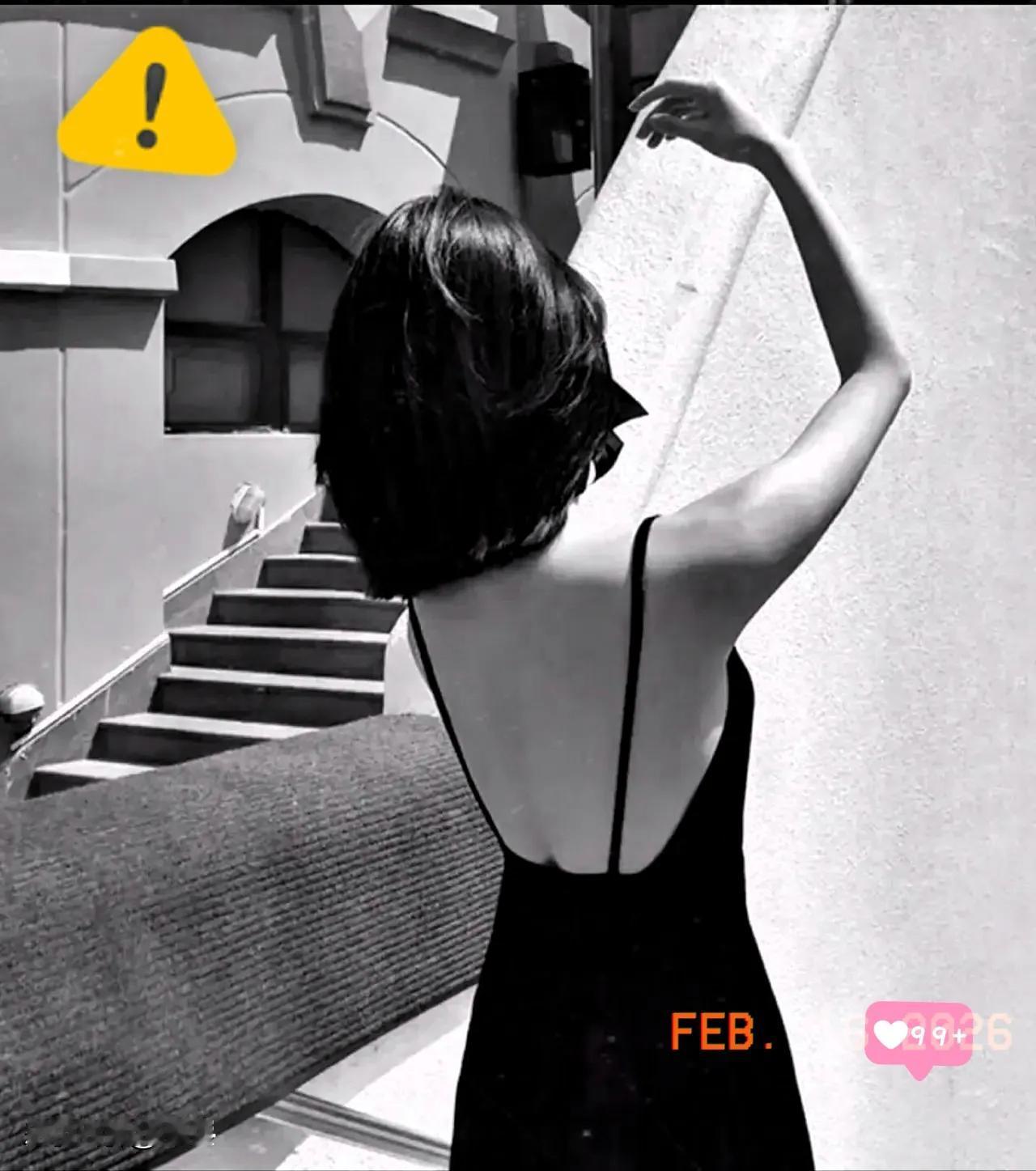 这话听着扎心，却是赤裸裸的现实。

伴侣长期缺位，家里那个人，心理防线往往脆得像