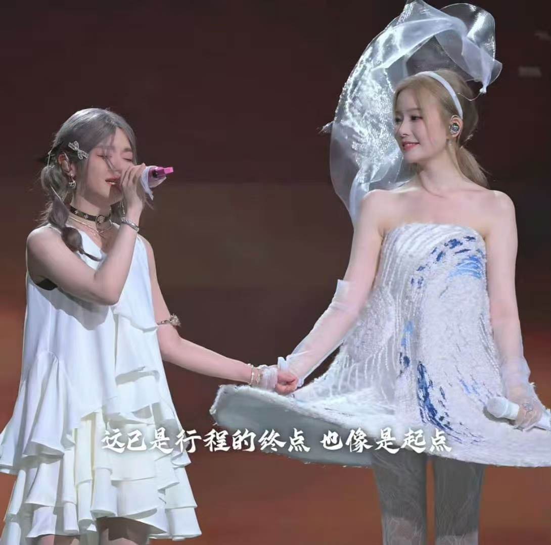 黄霄雲陈卓璇完全是神仙友情同为实力vocal，既是音乐上的知己，也是生活里的依靠