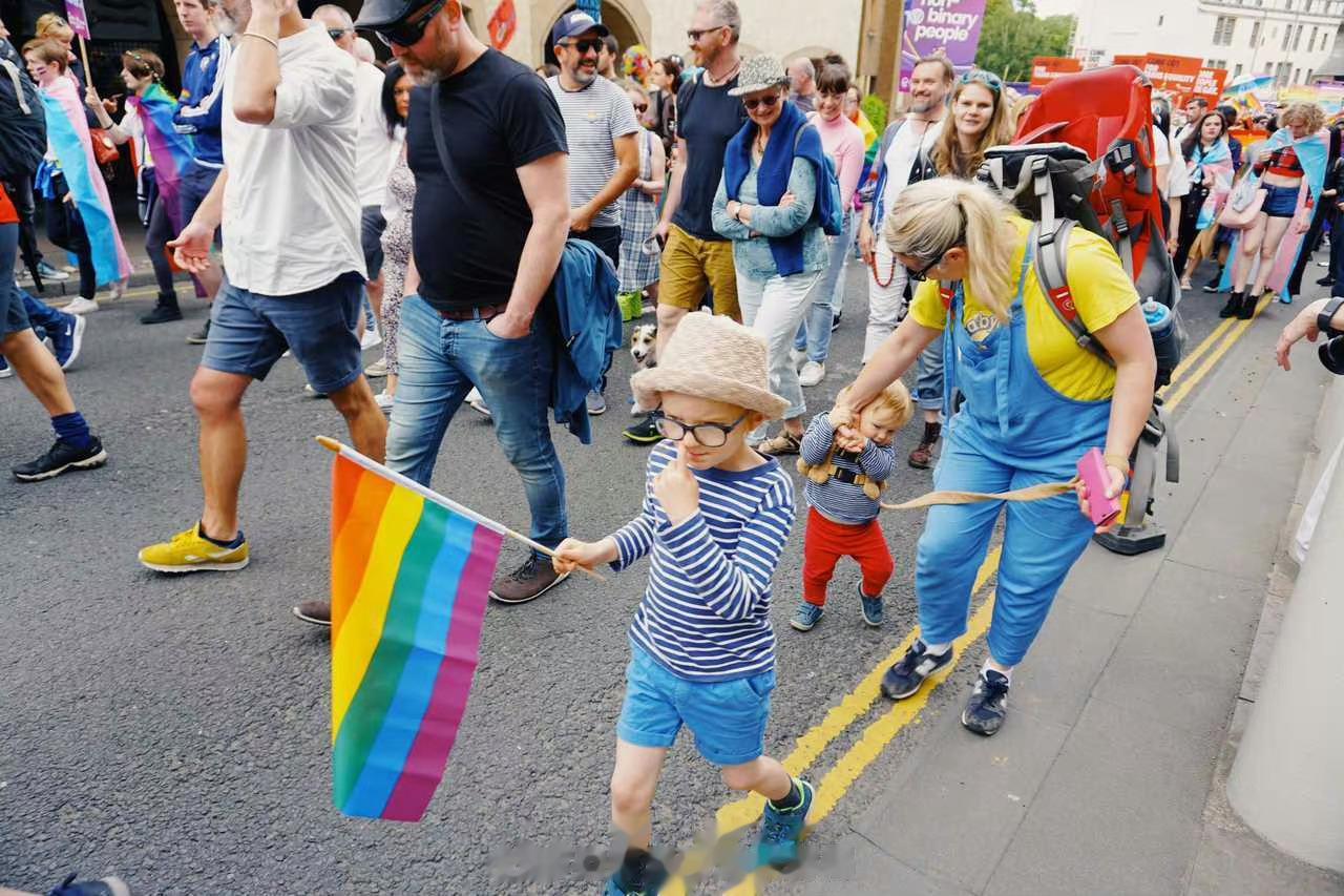 lgbt游行把小孩子带进来。反5G游行把小孩子带进来。[裂开]西方这些变态的和反