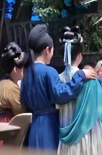 杨肸子花姐路透人妻味好浓杨肸子祝姑娘兔塑路透祝姑娘路透终于来了，别致的发髻造型格