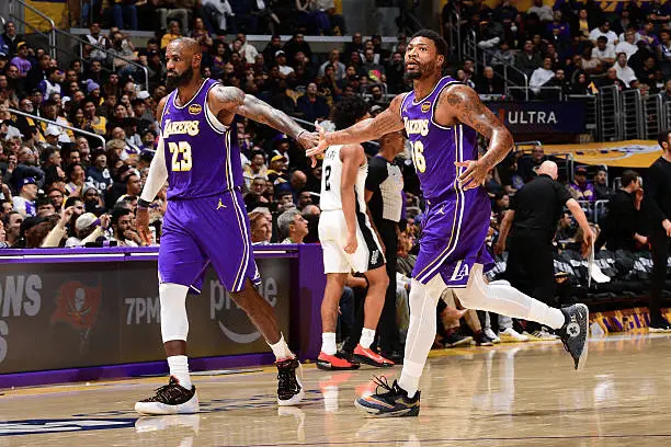 明日对阵勇士伤病报告：詹姆斯可以出战，斯马特升级为出战成疑。湖人vs勇士