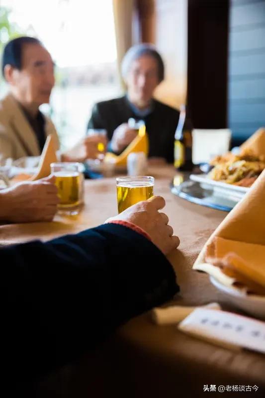 不知道你有没有发现，退休后，身边很多熟人、老同学还有老同事都不咋联系了，也没有闹