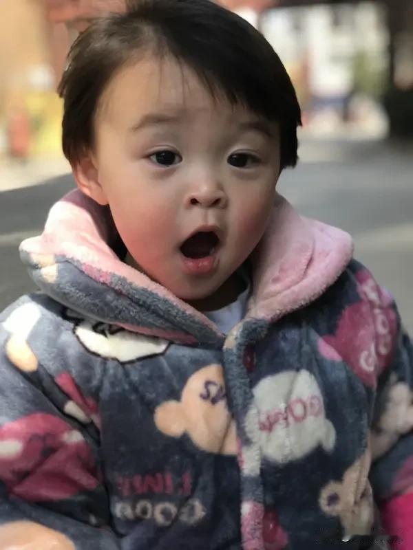 上海一个3岁萌娃，和离异育儿嫂玩配对游戏时，一句“阿姨有宝宝”，瞬间萌化众人。育