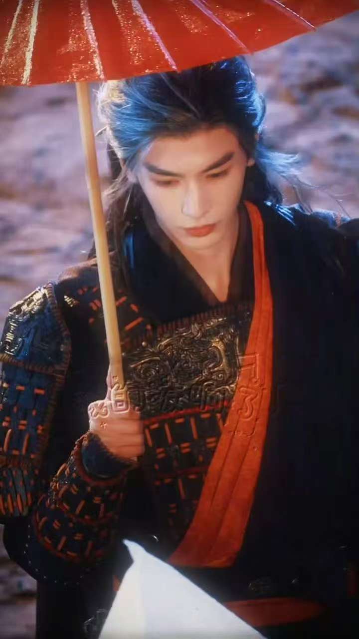 张凌赫归鸾黑衣撑伞路透 张凌赫归鸾红伞神图 张凌赫归鸾红伞神图 