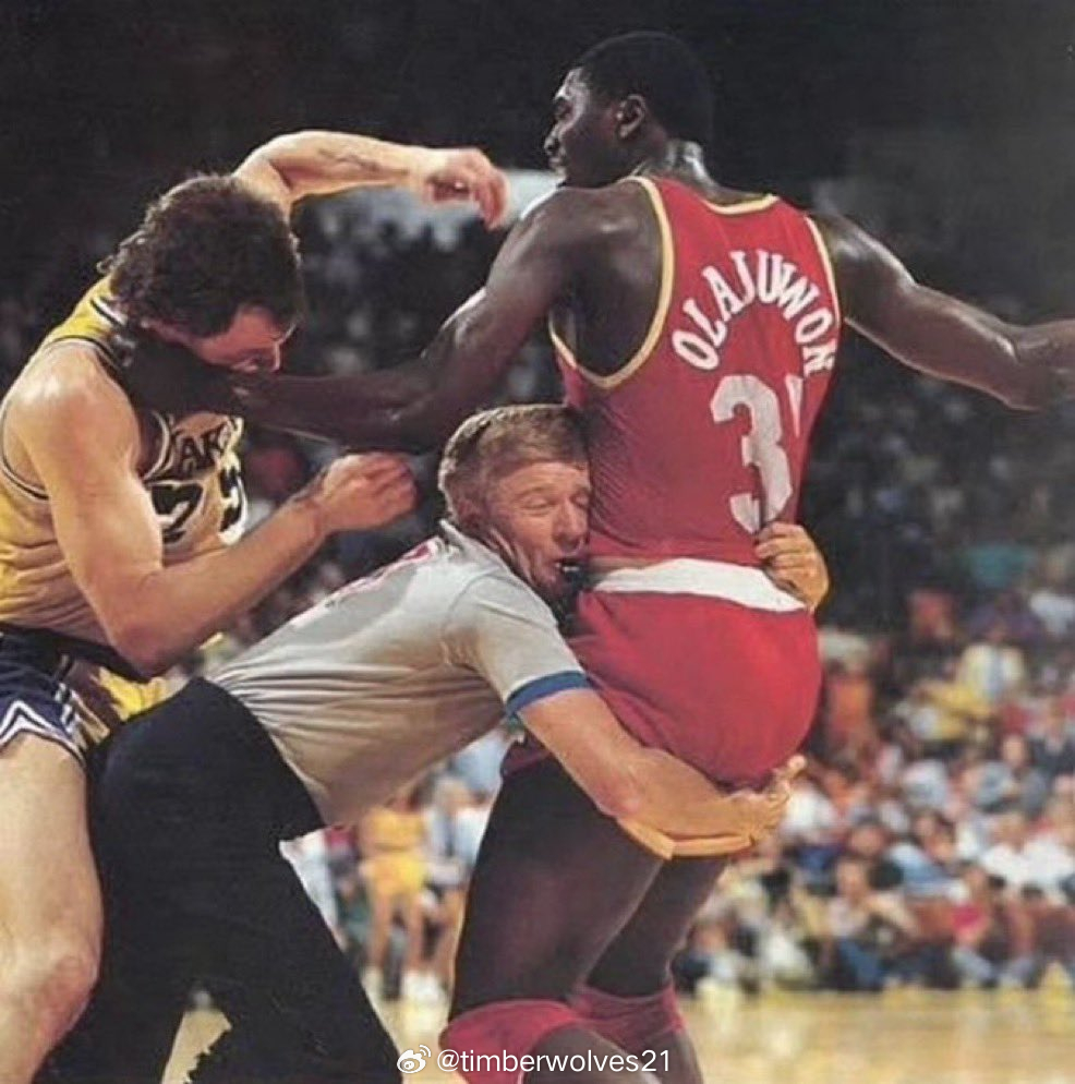 一名裁判试图制止哈基姆·奥拉朱旺和米奇·库普查克之间的打斗 